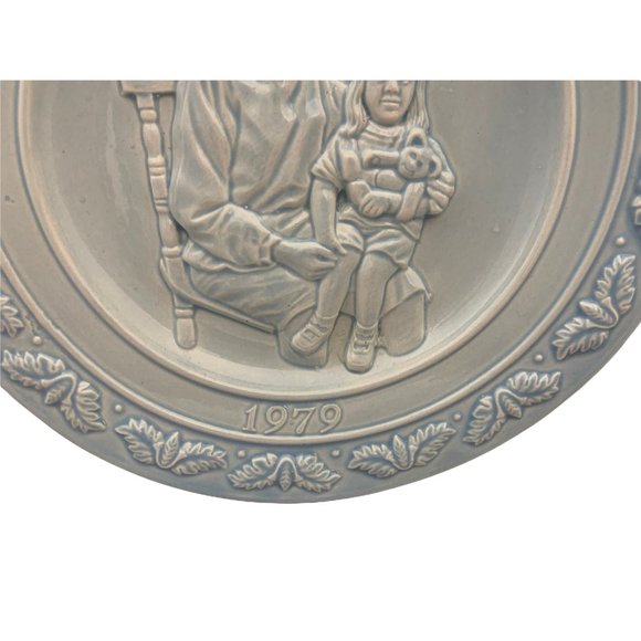 Haeger Pottery Mothers Day 1979 Plate First Annual 8" Blue - Picture 5 of 6